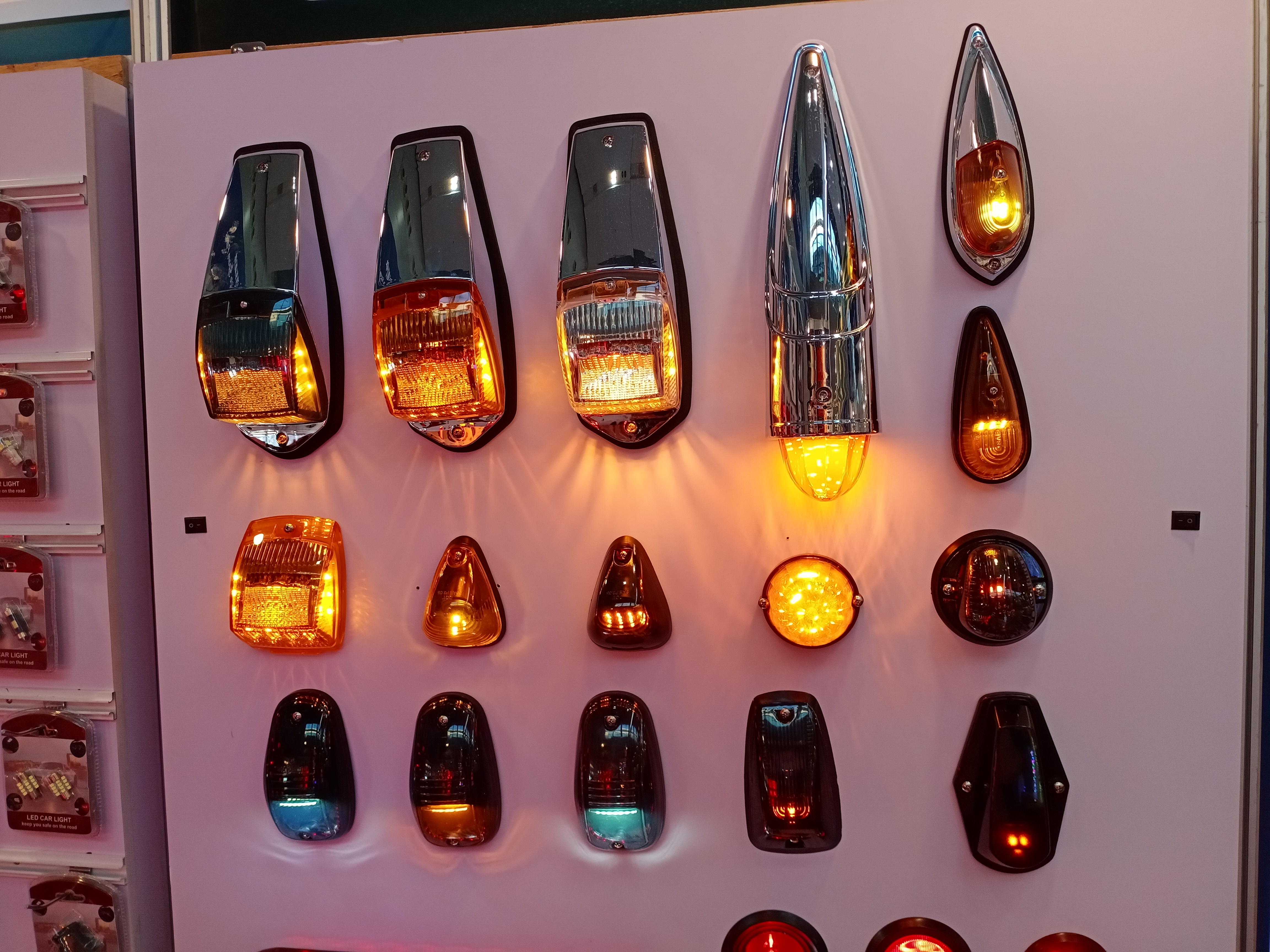 Lument de travail LED &agrave; l'&eacute;preuve de l'eau, lumi&egrave;re de travail &agrave; LED &agrave; la vente &agrave; chaud, feu de travail &agrave; LED automobile, feu de travail &agrave; LED r&eacute;glable, meilleur feu de travail LED avec support