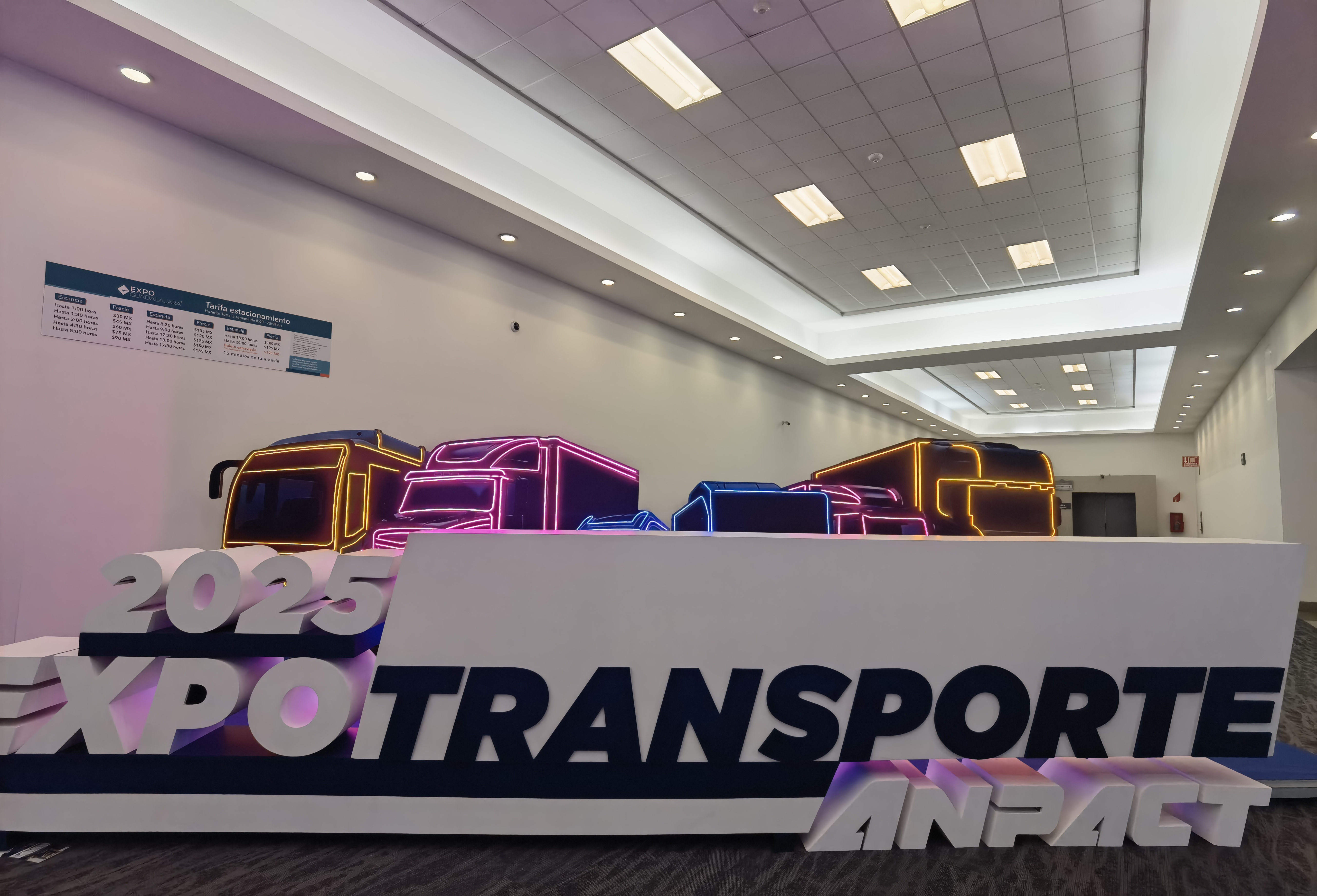 Usine d'&eacute;clairage de voiture, entreprise, fabricant, fabriqu&eacute; en Chine, feu arri&egrave;re, feu de travail, feu lat&eacute;ral, feu de camion